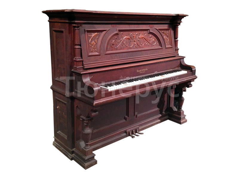 Пример старинного коричневого пианино Bush & Gerts