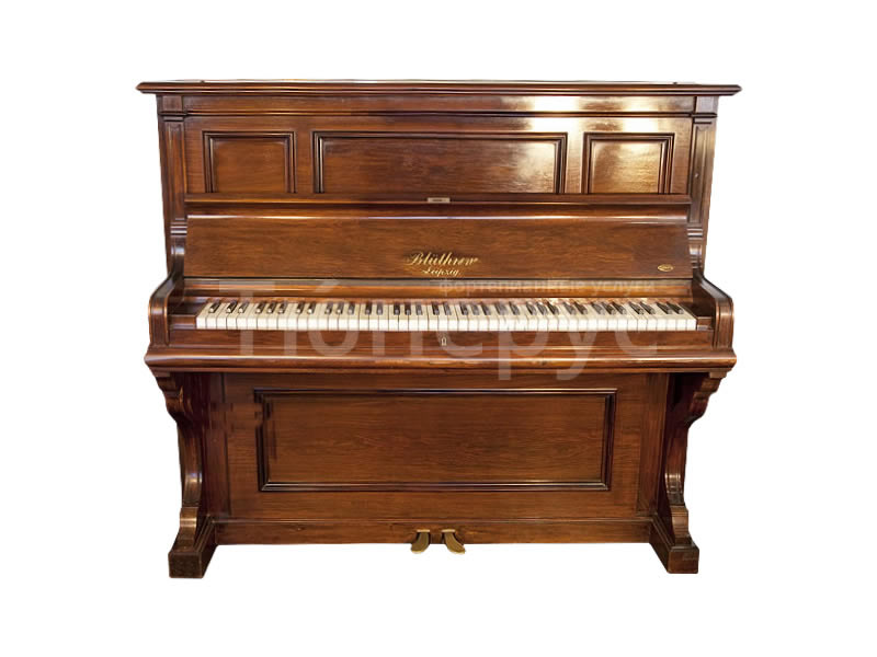 Пример старинного коричневого пианино Bluthner